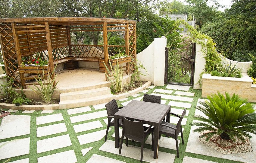 حیاط ویلا زیبا کنار