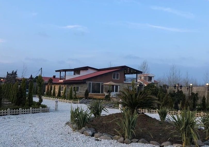 حیاط ویلای بزرگ