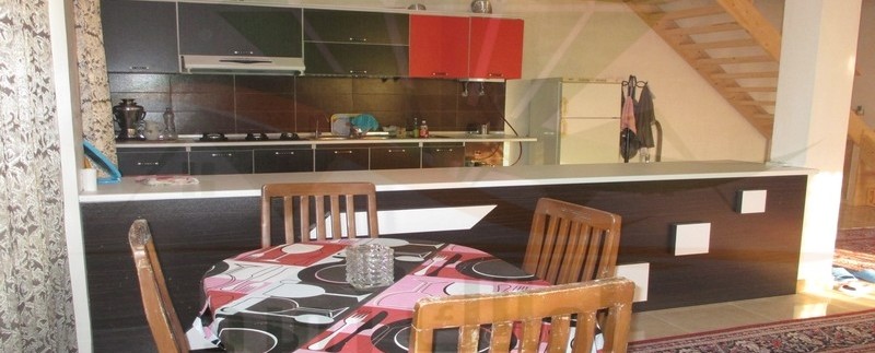 دیزاین آشپزخانه ویلای دوبلکس زیبا کنار
