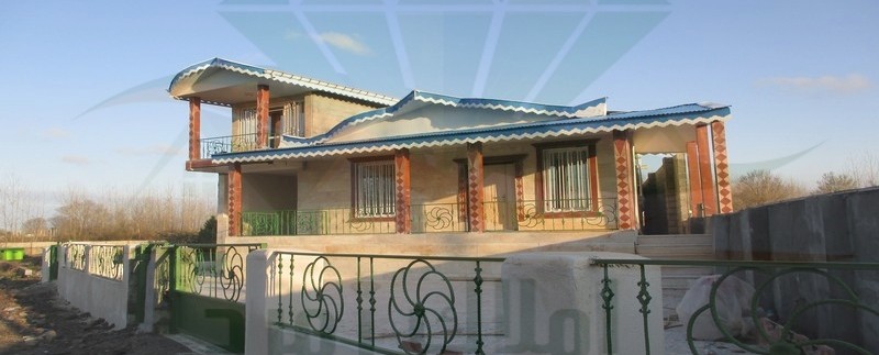 نمای جلو و دیوار ویلای بزرگ و لوکس زیبا کنار