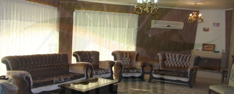 نمای پزیرایی و پنجره ویلای سوپر لوکس زیبا کنار